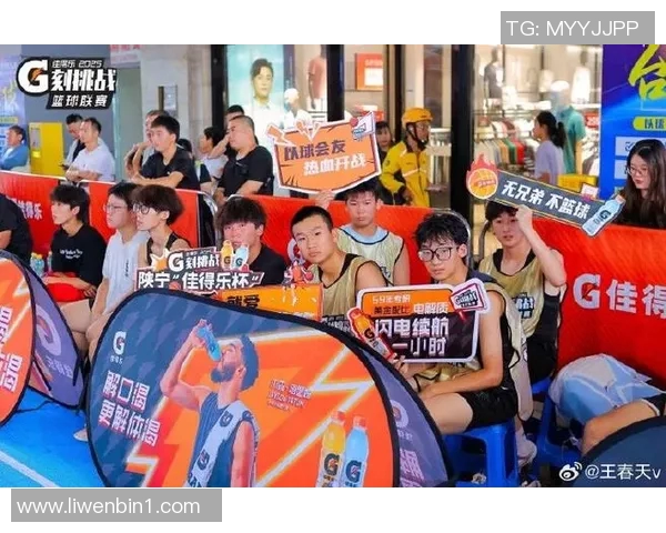 篮球明星自带话筒展现个人魅力与团队精神的完美结合